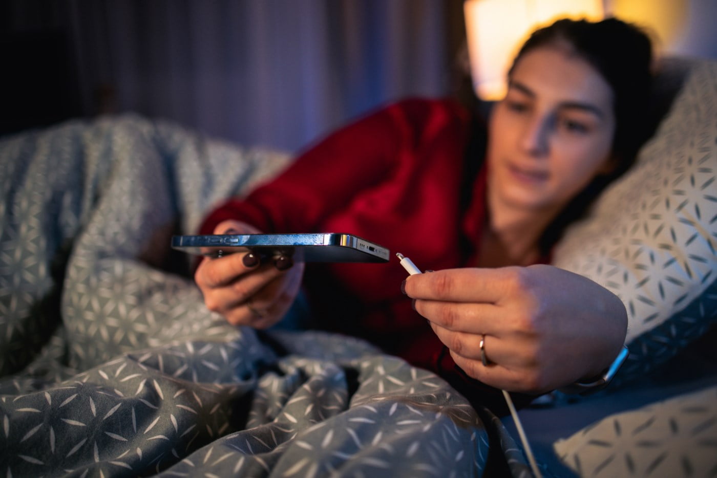 Ikke lad mobilen om natten
