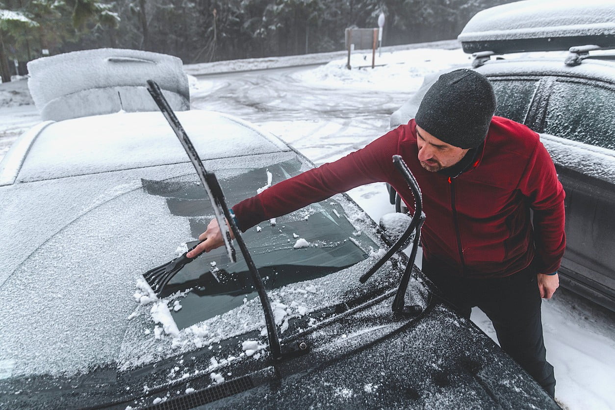 Latskap kan koste deg førerkortet: Skrap rutene før du kjører