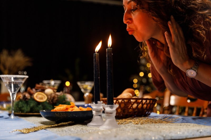 Ha en trygg julefeiring - blås ut alle levende lys før du legger deg.