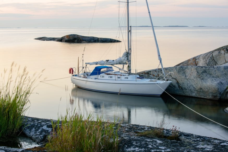 Husk båtforsikring - seilbåt på vannet. Foto