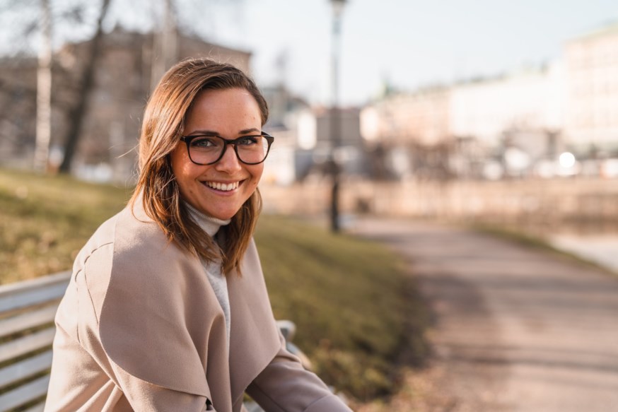 Dame smiler til kamera. foto