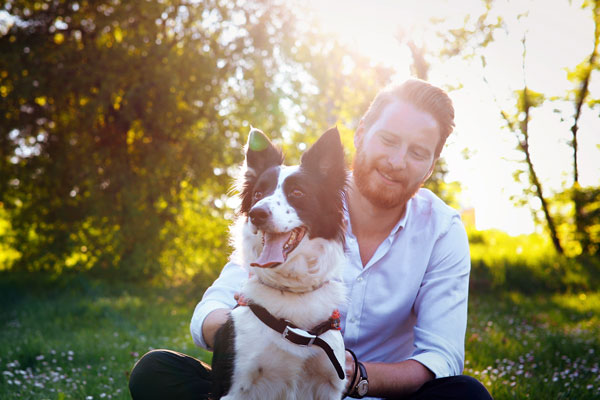 Mann sammen med hunden sin. Foto