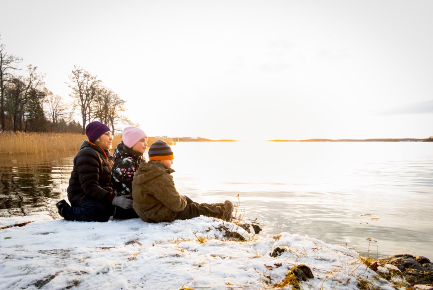 familie på vinterstrand