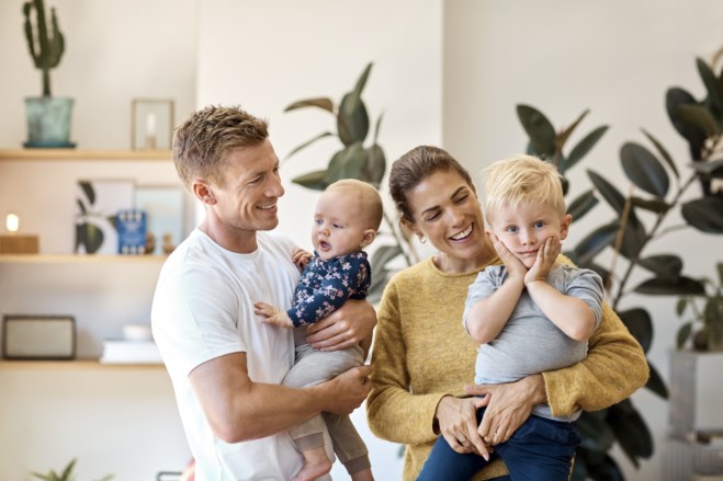Familie på fire med to barn. Foto