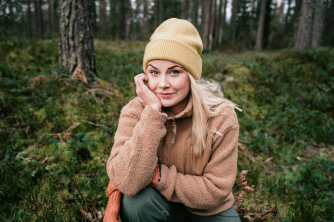 Ung kvinne ute i naturen. Foto