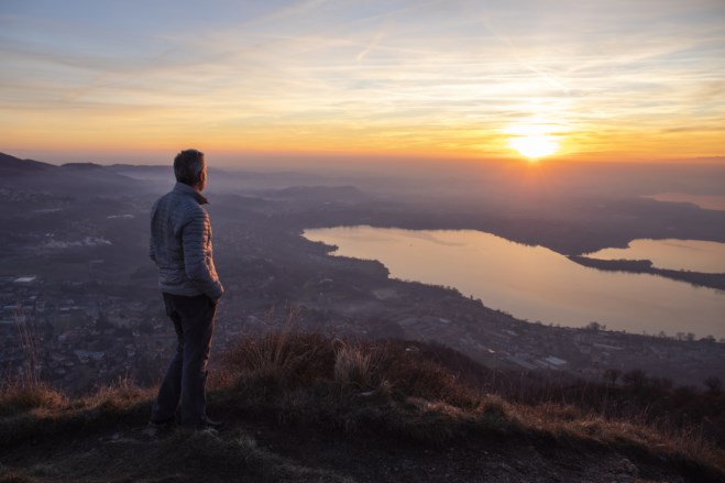Mann ser utover naturen. Foto