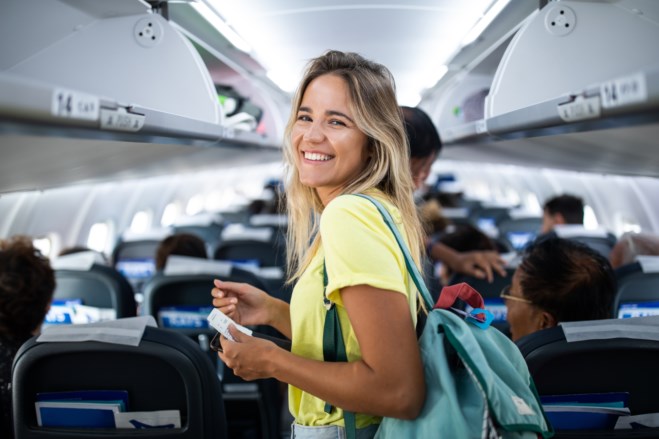Ung jente på fly. Foto