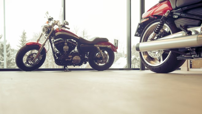 Motorsykler ved vindu. Foto