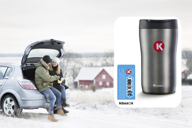 Mann og dame ved bil og bilde av Cirkle K kopp