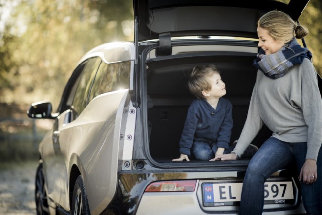 Familie lader elbilen sin