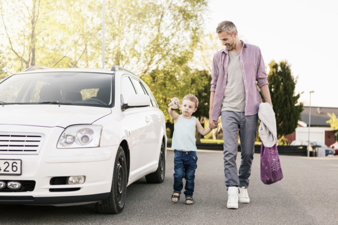 Far og sønn går inntil bilen sin